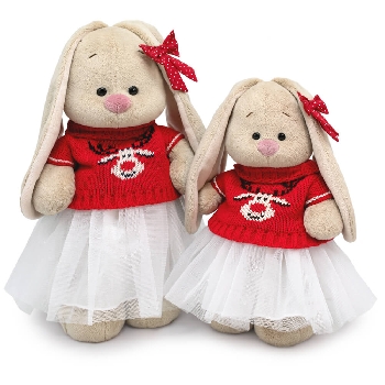 в свитере с оленем