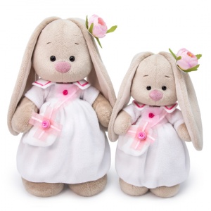 в платье с сумочкой