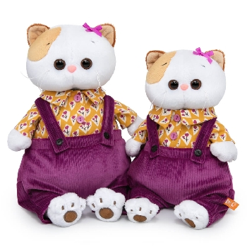 в вельветовом полукомбинезоне