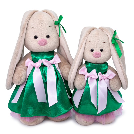 в нарядном платье