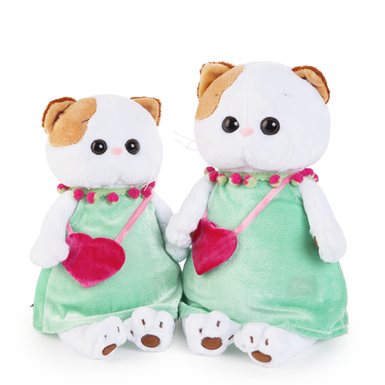 в мятном платье с розовой сумочкой