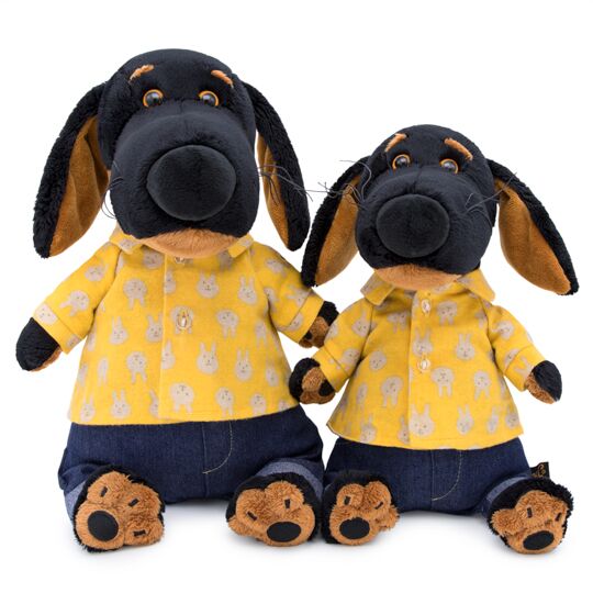 в джинсах и желтой рубашке