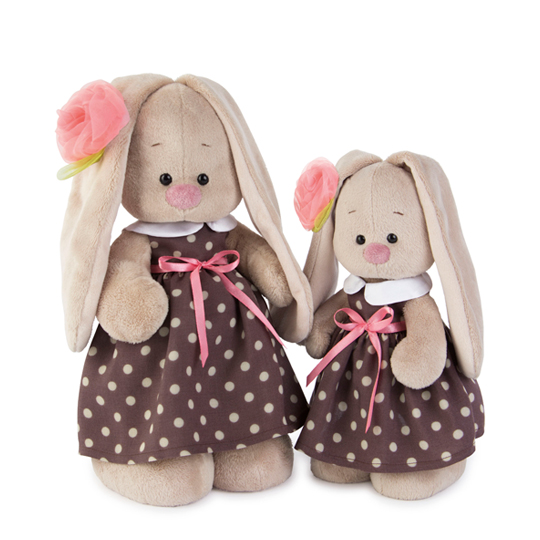 в кофейном платье и цветком на ушке