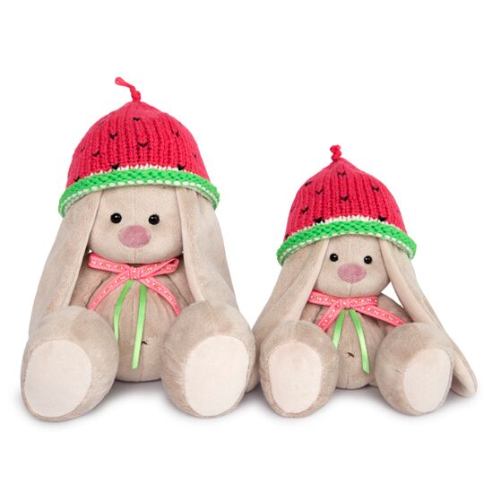 в вязаной шапке "Арбузик"