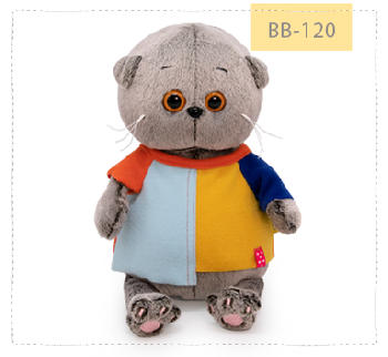 в разноцветной футболке