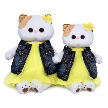 в джинсовом жилете и желтом платье