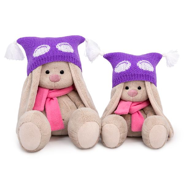 в шапке и шарфе