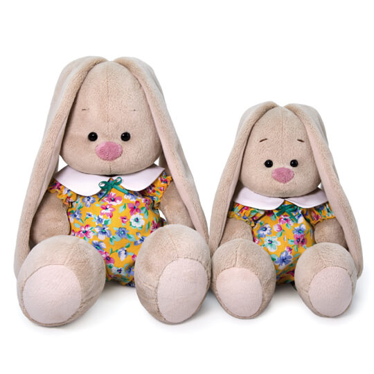 в комбинезоне с воротничком