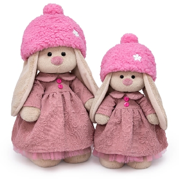 в платье и меховой шапке