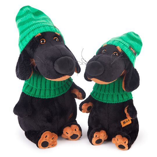 в зеленой шапке и шарфе