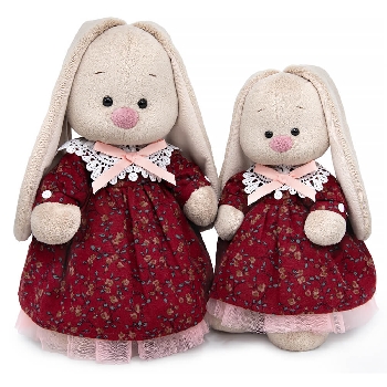 в платье с кружевным воротником