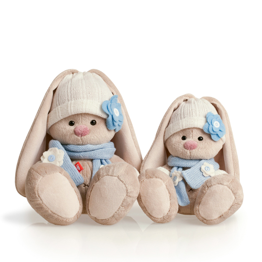 в голубом шарфике