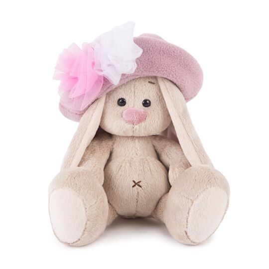 в шляпе с розами