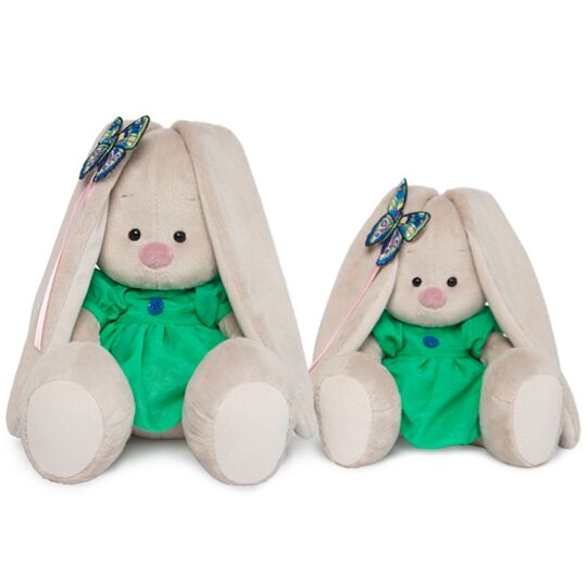 в зеленом платье с бабочкой