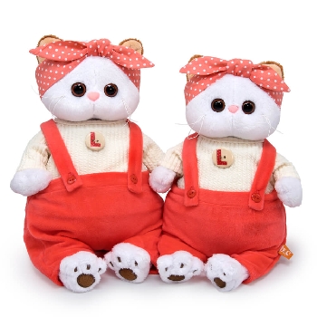 в трикотажном костюме