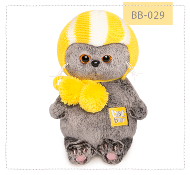 в спортивной шапке