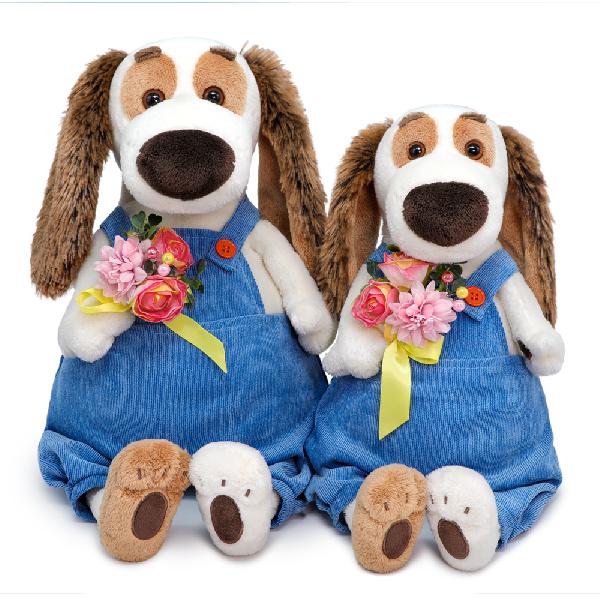 в комбинезоне с букетом