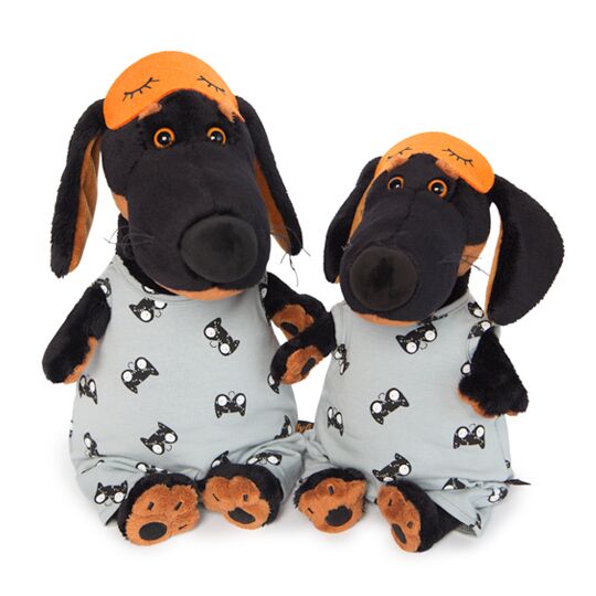 в спальном комбинезоне и в маске