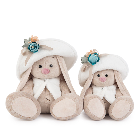 в белой меховой шляпе и жилете