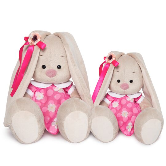 в розовом платье с белым воротничком