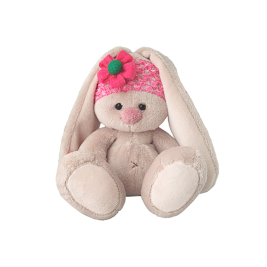 в розовой повязке с цветком