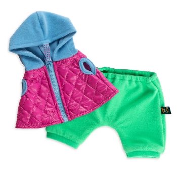 Стеганый жилет и зеленые шорты