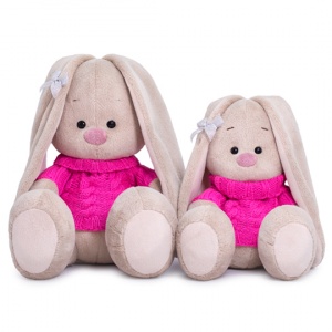 в розовом свитере