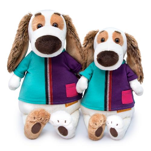 в двухцветной футболке