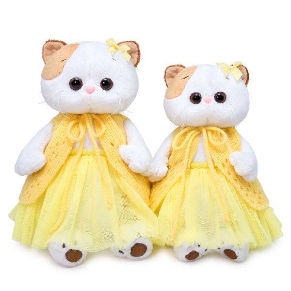 в вязаном жилете