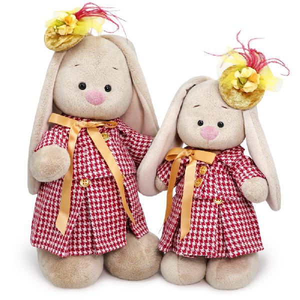 в костюме из твида