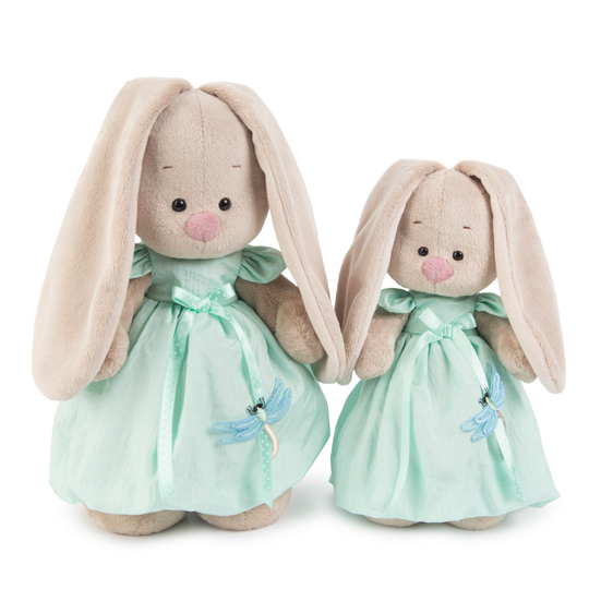 в мятном платье со стрекозой