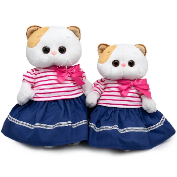 в полосатой футболке и юбке