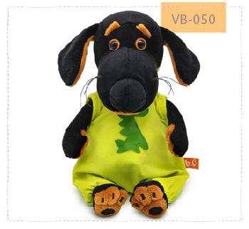 в комбинезоне с драконом