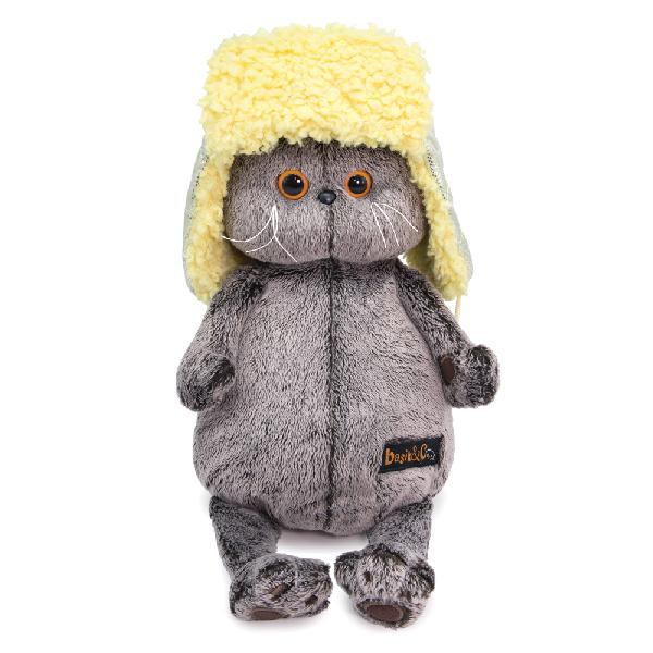 в стеганой шапке-ушанке