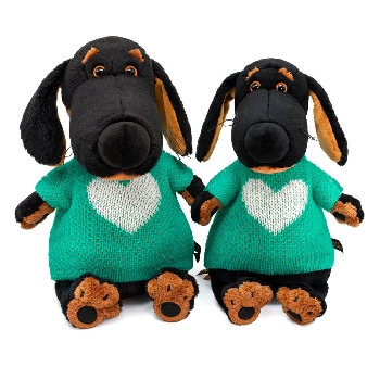 в свитере с сердцем