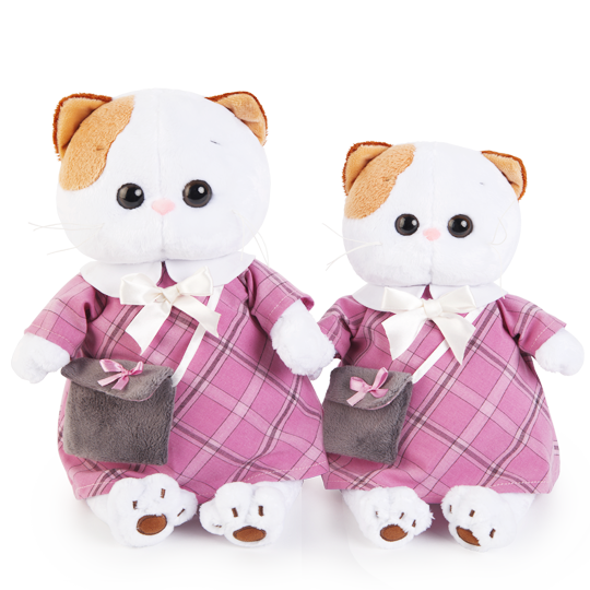 в розовом платье с серой сумочкой