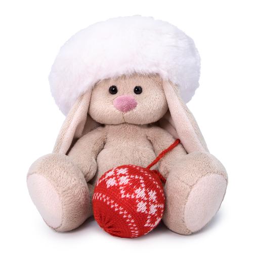 в белом берете и с шариком