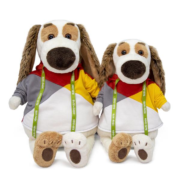 в разноцветной толстовке