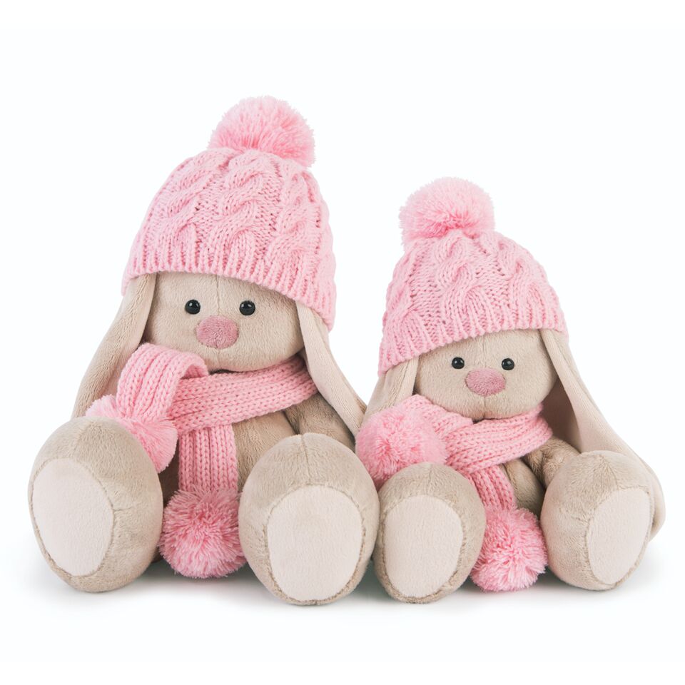 в розовой шапочке и шарфе