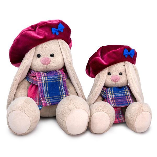 в бархатном берете и шарфе в клетку