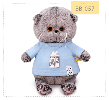 в голубой футболке