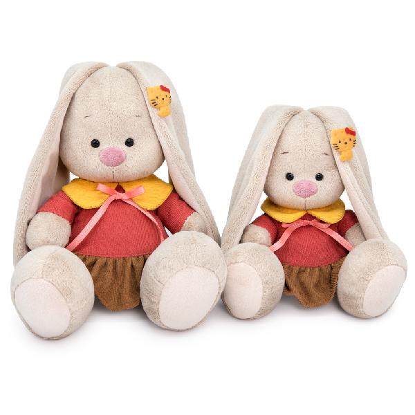 в платье с желтым воротником