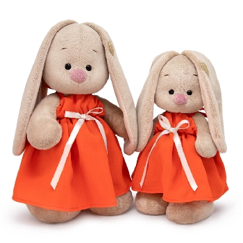 в оранжевом сарафане с бантом