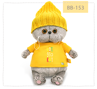 в футболке "Вот это кот"