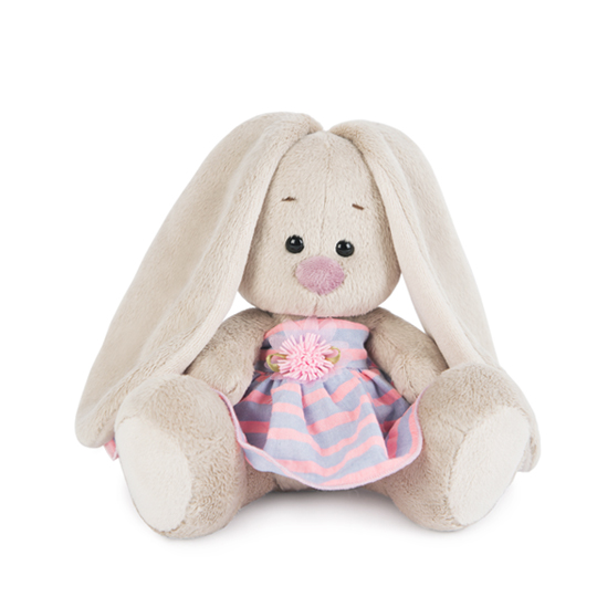 в платье в полоску