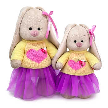 в свитере с сердцем