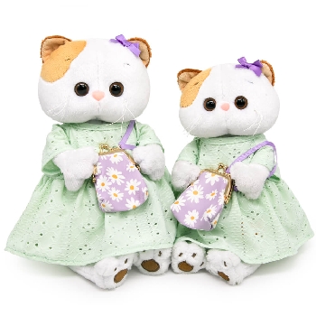 в платье и с сумочкой