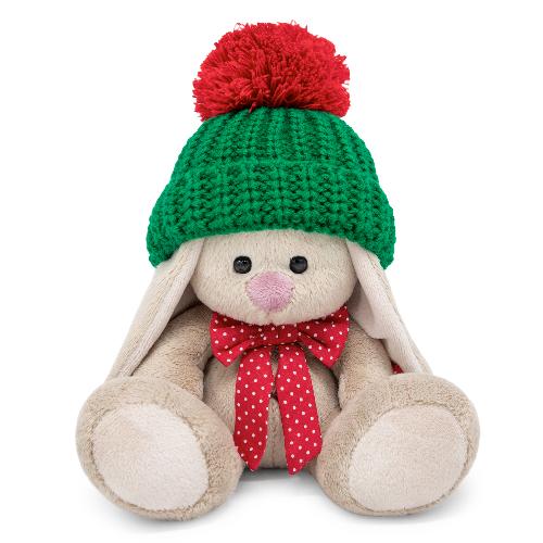 в зеленой шапке