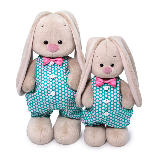 в изумрудном комбинезоне