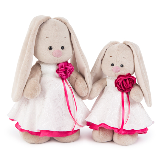 в белом платье с розой